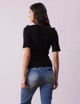 Remera rosa de tejido rib, con cuello redondo y manga corta.