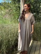 Vestido largo azul marino de lino italiano, con escote en V, mangas cortas y bolsillos laterales.