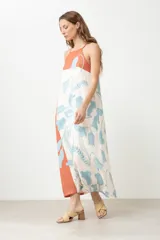 Vestido largo con estampado floral en tonos celeste y blanco, con paneles laterales color durazno. Diseño con breteles finos y corte recto.