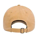 Gorro azul de gabardina con visera curva y correa trasera ajustable.