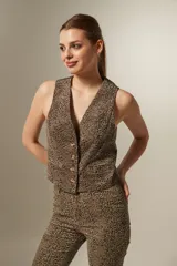 Chaleco con estampado animal print, con cuello en V y cierre frontal con botones.
