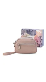Monedero negro de simil cuero con correa para la mano, diseño práctico y compacto. Bolsillo principal con doble cierre, y un bolsillo frontal pequeño para llevar monedas.