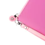 Billetera tipo fichero de color lila marca Extra Large, confeccionada en cuero sintético. Cuenta con cierre perimetral, correa de mano desmontable y herrajes plateados.