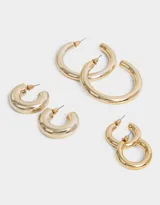 Set de tres pares de aros tipo argolla dorados, de diferentes tamaños y grosor.