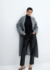 Pantalón negro de viscosa con recubrimiento de poliuretano, tiro medio, corte recto, estampado animal print de cocodrilo, cierre de cremallera y botón, trabillas, dos bolsillos laterales y dos bolsillos de parche en la parte posterior.