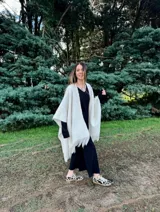 Zapatillas bajas con estampado animal print de vaca en blanco y negro, con cordones marrones y suela color caramelo.