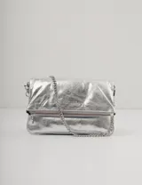 Bandolera plateada de cuero con solapa frontal y correa combinada de cuero y cadena metálica. Incluye una correa desmontable y regulable en cuero con eslabones metálicos.