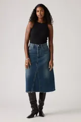 Falda midi de jean azul con corte en A, tiro alto, cierre frontal con botones y ruedo desflecado.