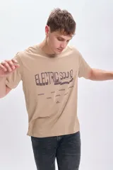 Remera color visón de manga corta con estampa frontal con la frase "Electric Sound" y nombres de ciudades.