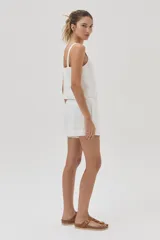 Short blanco de lino con elástico en la cintura y lazos regulables.