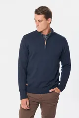 Sweater color beige de tejido de punto con cuello alto y cierre parcial con cremallera.