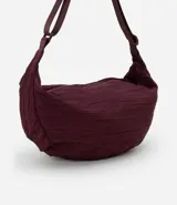 Bolso hobo mediano color gris oscuro con textura plisada y correa transversal ajustable.