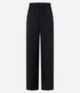 Pantalón de vestir negro, de corte recto, con trabillas en la cintura y elástico en la parte trasera.
