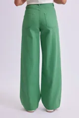 Pantalón de jean verde de corte ancho, estilo wide leg, con tiro alto y bolsillos delanteros y traseros.