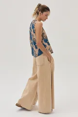 Blusa sin mangas estampada en tonos azul y camel, confeccionada en lino viscosa, fresca y ligera.