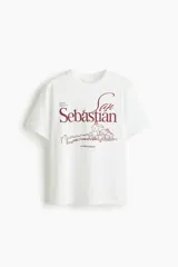 Remera blanca de corte holgado en punto de algodón con estampado de la ciudad de San Sebastián, España.