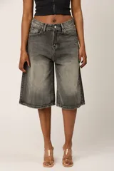 Bermuda de jean rígido color gris oscuro lavado, tiro alto, corte ancho y largo tipo culotte.