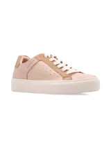 Sneaker de cuero vacuno con estampado de camuflaje y suela marrón.