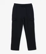 Pantalón baggy negro de algodón y poliéster, con cintura elástica ajustable con cordón, bolsillos laterales tipo cargo y bolsillo trasero.