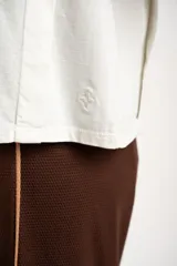 Remera color ladrillo de algodón con calce al cuerpo y mangas cortas.