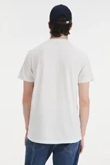Remera blanca de algodón con cuello redondo y estampado frontal con el logo de Levi's y la inscripción "501 Buttonfly" en azul y negro.