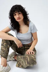 Remera cropped negra de ribb con escote cuadrado y manga corta.