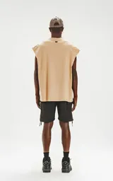 Remerón sin mangas color beige, con cuello redondo y corte extra oversize con hombros caídos.