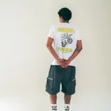 Bermuda color borgoña confeccionada en nylon liviano, con cintura elastizada con cordón, bolsillos laterales y bolsillos cargo de perfil limpio.