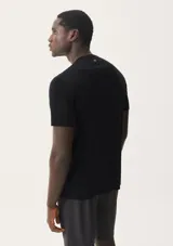 Remera deportiva negra de manga corta con cuello redondo.