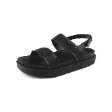 Sandalias negras con plataforma, tiras anchas de tela y hebilla al tobillo.