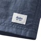 Short de baño azul con cintura elástica y cordón ajustable.