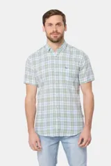 Camisa de manga corta con cuello abotonado y estampado a cuadros en tonos verde claro, blanco y azul. Corte slim fit y bolsillo en el pecho.