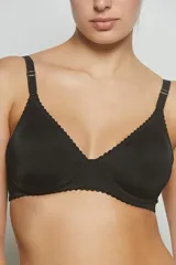 Conjunto de ropa interior color beige, compuesto por un corpiño con taza soft y aro, y una bombacha clásica.