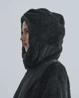 Hoodie negro con capucha confeccionado en corderito y detalles de tela bomber en pecho, espalda, capucha y bolsillos.