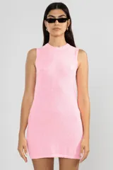 Vestido corto tejido color rosa, sin mangas y cuello redondo.