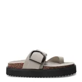 Sandalias planas color gris con hebilla metálica negra, tira ancha sobre el empeine y tira entre los dedos. Plataforma con base de corcho y suela de goma negra.