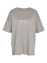 Camiseta gris con estampado de alas y texto "Rock'n Fly Let's Rise With Wings".