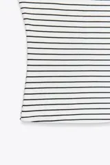 Camiseta marrón de tirantes anchos con escote cuadrado y corte slim fit.