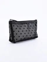 Neceser rectangular de malla negra con estampado de corazones y cierre superior con cremallera.