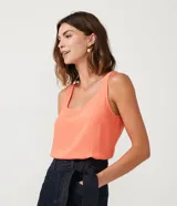 Musculosa de viscosa color salmón con tirantes anchos y escote cuadrado.