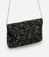 Cartera de fiesta tipo sobre, color negro, cubierta de lentejuelas y cuentas plateadas. Incluye correa de cadena metálica plateada.
