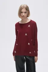 Sweater color borgoña con estampado de estrellas blancas.