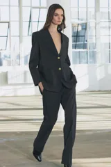 Blazer recta confeccionada en hilatura con viscosa, color gris oscuro. Tiene cuello solapa de muescas, manga larga con abertura y botones, bolsillos de plastrón en delantero, forro interior a tono y cierre frontal con botones.