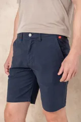 Bermuda azul marino de corte recto, con bolsillos laterales y traseros.