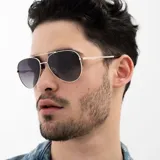 Lentes de sol INVU modelo IB12517A, de aviador, con montura dorada y lentes polarizadas grises con degradé.