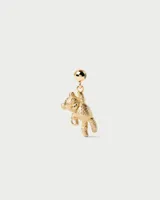 Dije colgante con forma de oso de peluche texturizado, color dorado, con detalle de cristal en una pata.