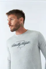 Remera gris de manga larga con cuello redondo y estampado frontal con la frase "Actually Perfect".