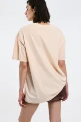 Remera color beige con estampado de sardinas, limones y aceitunas.