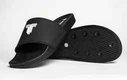 Chanclas negras tipo slide con logo blanco de la marca Tiffosi.