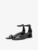 Sandalias de tacón Only color negro charol, con puntera cuadrada, dos tiras finas sobre el empeine, tira ajustable al tobillo con hebilla y tacón cuadrado.
